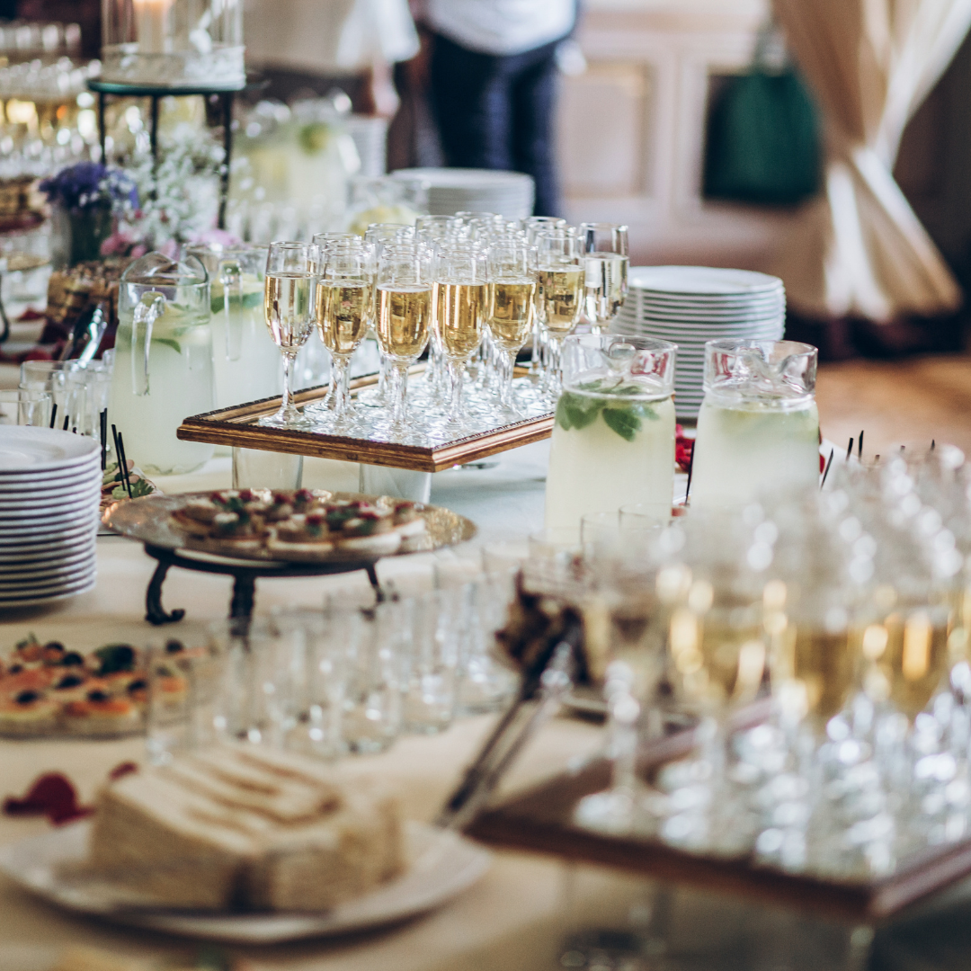Stół z drinkami i przekąskami na eleganckim wydarzeniu