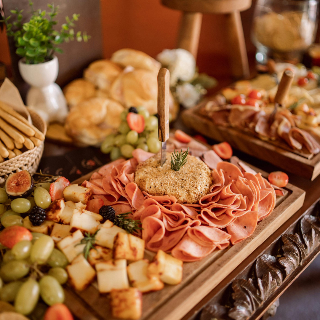 Catering z serami, wędlinami i owocami na wydarzeniu