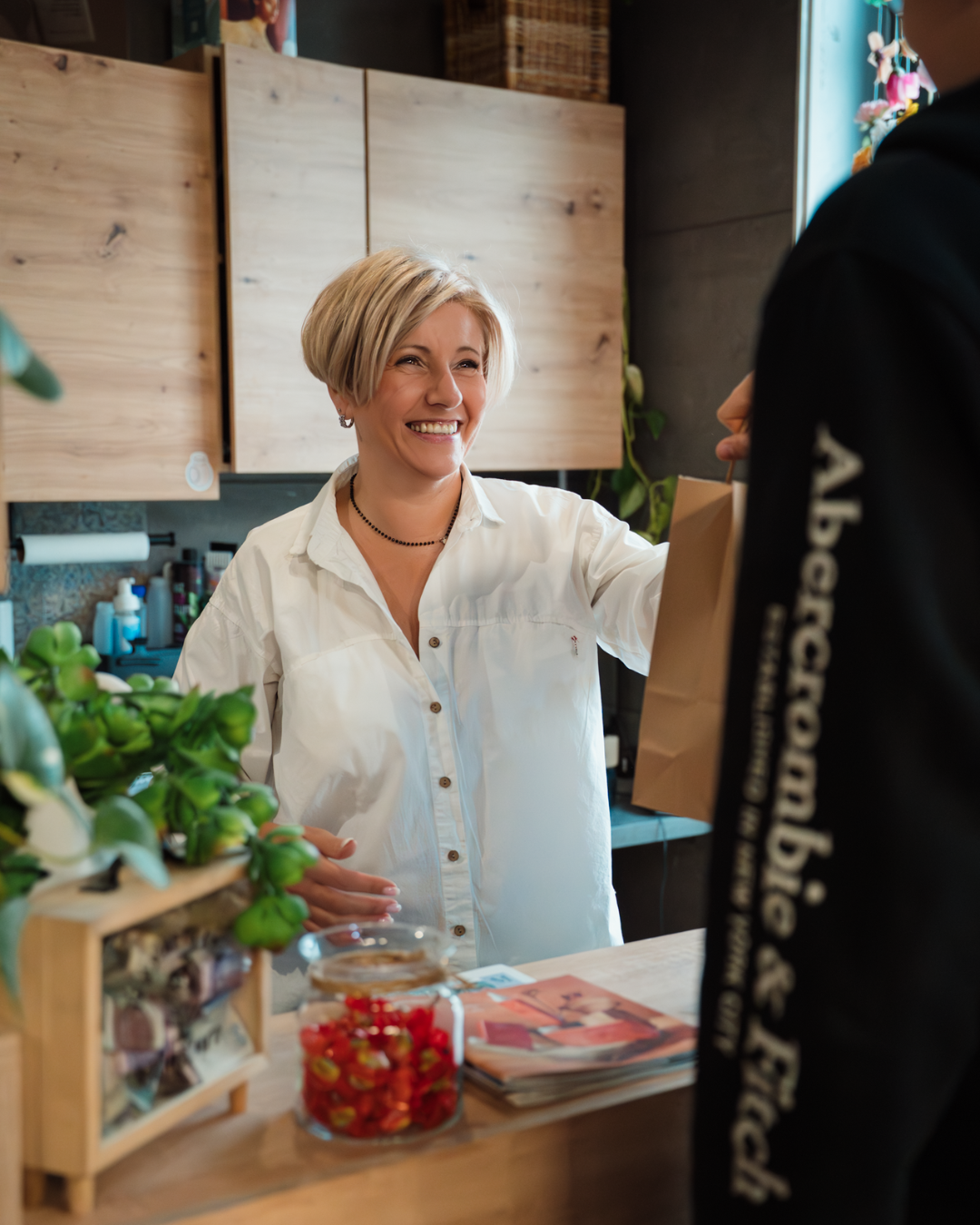 Joanna Kafarska wita klientkę w salonie fryzjerskim