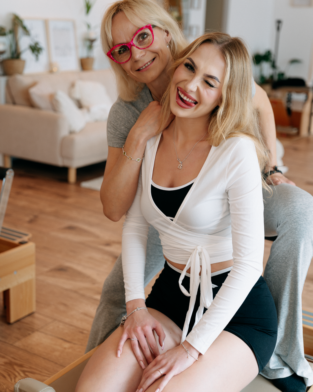 Naturalne zdjęcie relacji w studiu reformer pilates