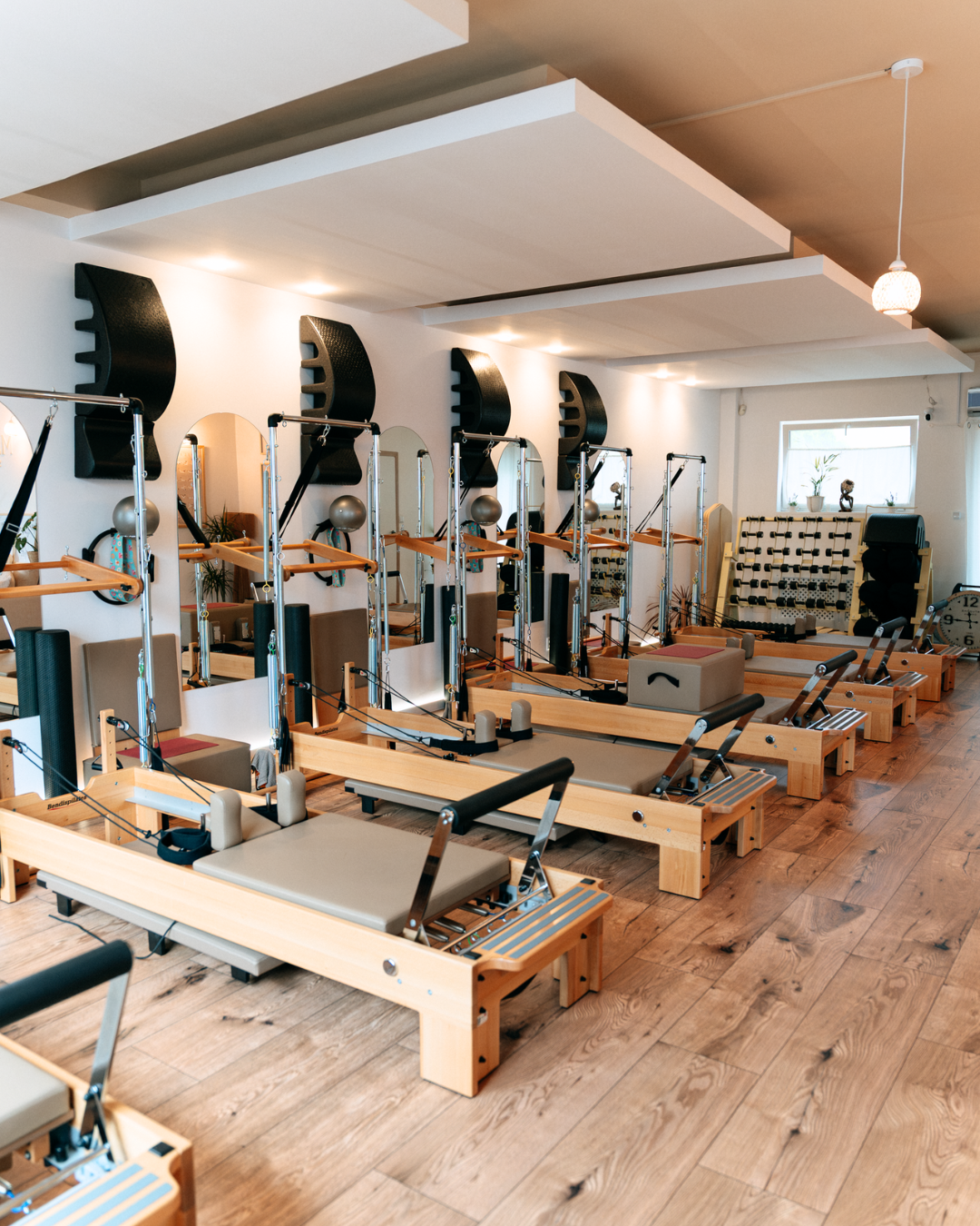 Wnętrze studia reformer pilates z reformerami