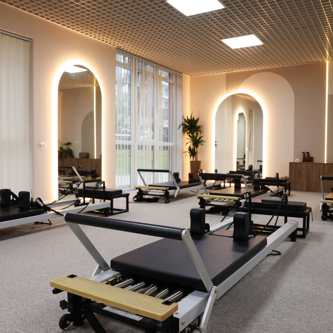 Studio reformer pilates z maszynami i naturalnym światłem