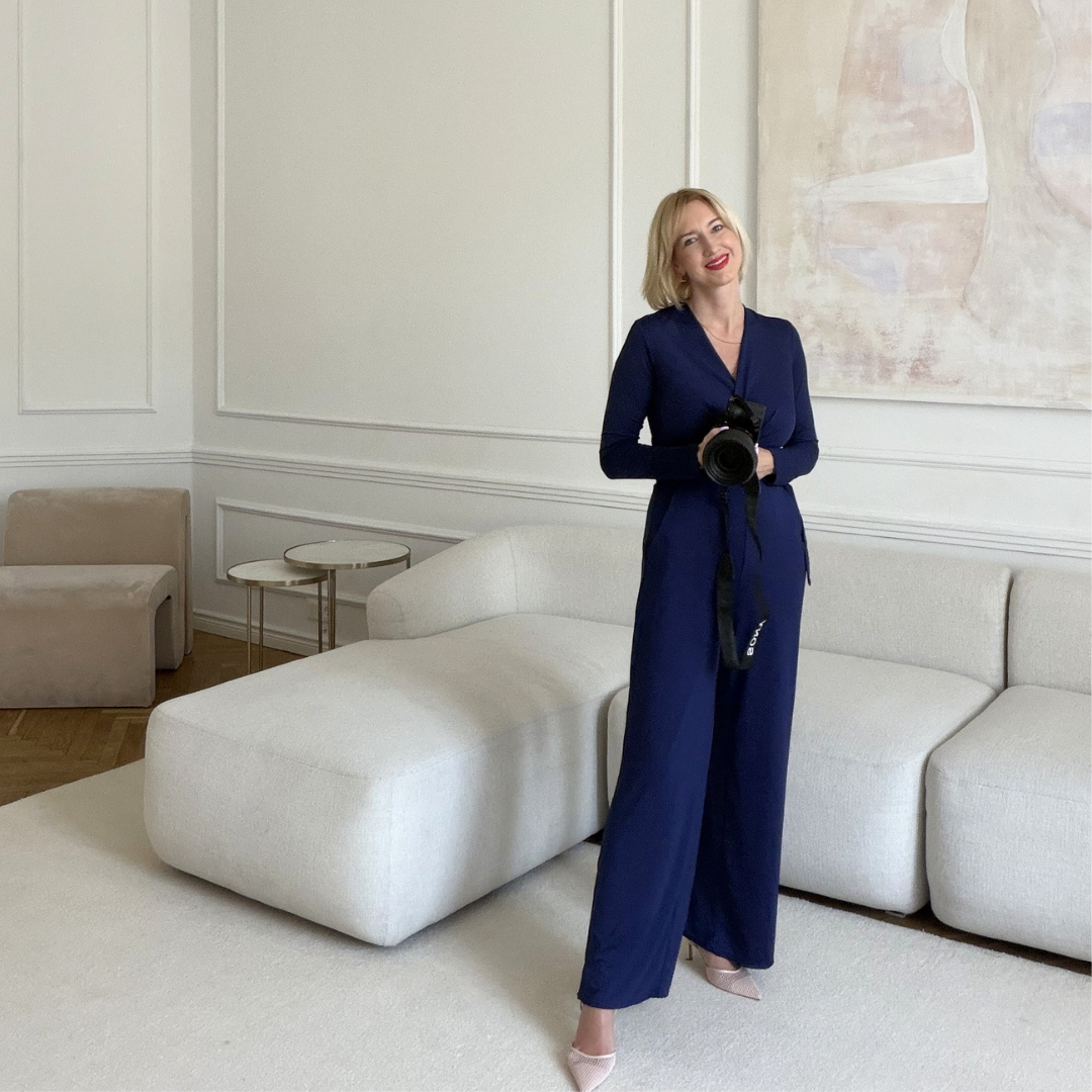 Joanna Kafarska z aparatem fotograficznym